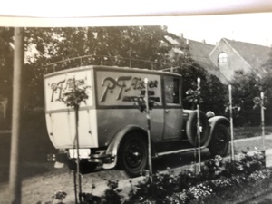 Lieferwagen ca. 1930 im Garten